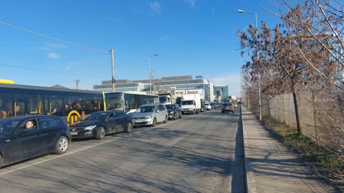 Blocaj în zona Pipera din București, bariera CFR de pe Șoseaua Petricani a rămas blocată zeci de minute