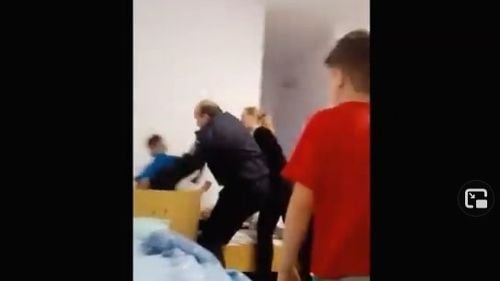 VIDEO Un copil dintr-un centru de plasament a fost agresat de paznic. Turza: Educatoarea care amenință copilul cu ”salvarea” și paznicul care îl agresează fizic nu au ce să caute în sistemul de protecție a copilului