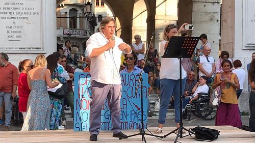 Liderul anti-vacciniştilor din Italia s-a infectat cu Covid și și-a schimbat retorica:  ”Faceți acest vaccin pentru că vă salvează viața”