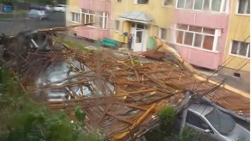 Acoperişul unui bloc de apartamente din Simeria a fost smuls complet de vijelie. Mai multe mașini au fost avariate