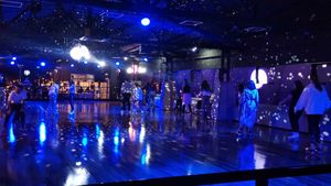 VIDEO Discotecă pe role în atmosfera Americii anilor '70-'80: Patinaj cu role cu patru roți pe parchet. Singurul roller disco din vestul României s-a deschis în comuna Dumbrăvița.