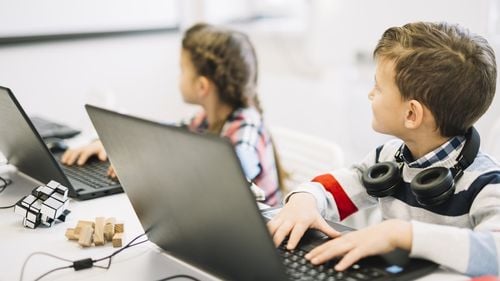 A fost lansat apelul de proiecte prin care școlile pot obține până la 60.000 de euro pentru laboratoare inteligente cu tablă interactivă, kit-uri de roboți și ochelari de realitate virtuală. Cererile se depun online până pe 1 martie 2023