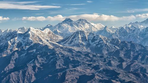 Nepal a emis un număr record de permise pentru ascensiunea pe Everest. Cresc temerile privind aglomerația din „zona morții”