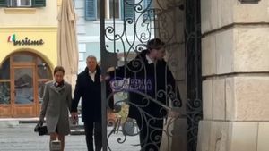 VIDEO Primul mesaj al fostului președinte Iohannis din ultimele luni: ”Vă doresc tuturor sărbători pascale fericite” / Iohannis a participat, la Sibiu, la slujba de Florii / A intrat în biserică pe o ușă laterală