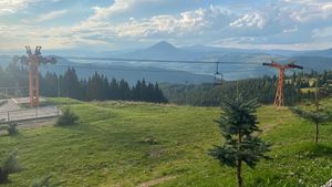 Salvamont Vatra Dornei: Acţiunea de evacuare a turiştilor blocaţi în telescaun decurge foarte bine / Toată lumea este în regulă