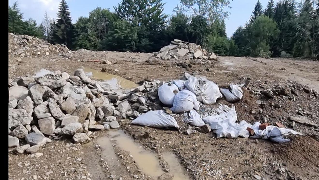 În Buftea, firmele de salubritate ale primăriei aruncă gunoiul ilegal chiar lângă Palatul Știrbei, localnicii sunt disperați - Știrile ProTV
