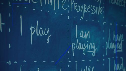 Dăncilă, ironizată de Reprezentanța Comisiei Europene: În România și în alte 6 state UE toți elevii din gimnaziu învață limba engleză