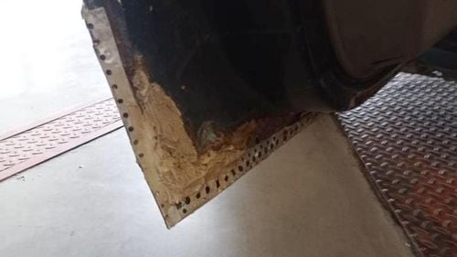 FOTO Mașină reparată cu colțare pentru gips carton. RAR: ”Vă rugăm să fiți atenți unde și cum vă reparați mașina!”