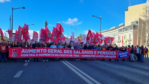 Mii de oameni au manifestat în Portugalia pentru a cere mărirea salariilor şi plafonarea preţurilor alimentelor