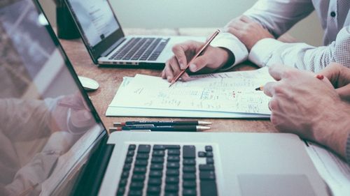 ANALIZĂ Cifrele pe care e construit bugetul pe 2023 sunt optimiste, spun analiștii / Investițiile sunt puse la nivel record pentru a fi tăiate în timpul anului / Creșterea economică va fi mai mică decât în buget, e posibilă și recesiune în partea a doua a anului