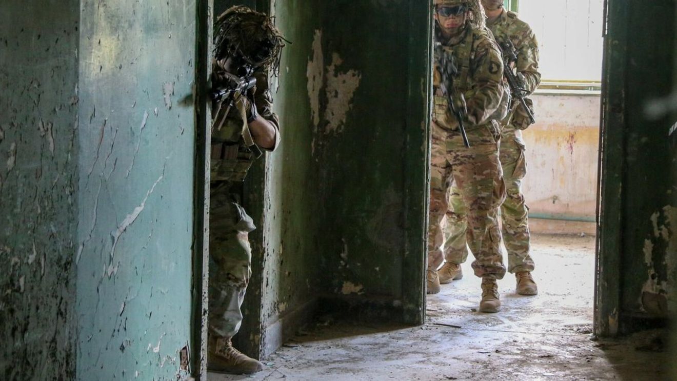 Exercițiu militar: Soldații americani demonstrează pregătirea de luptă la distanță scurtă, în România