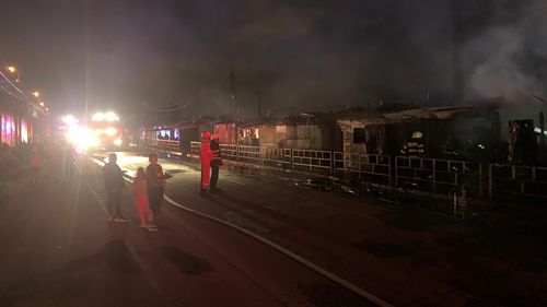 VIDEO Cluj Napoca: Un incendiu puternic a cuprins barăcile din Pata Rât, zona mărginașă a orașului de la groapa de gunoi, unde locuiesc sute de persoane