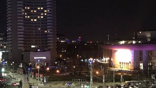 Hotelul Intercontinental a aprins luminile în anumite camere pentru a forma o inimă: În aceste momente dificile, trimitem dragostea tuturor oaspeţilor, fanilor, clienţilor şi colegilor noştri din România şi din întreaga lume