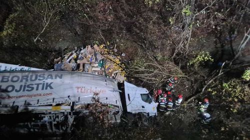 Mehedinţi: Un TIR a căzut de la 50 de metri, în zona unui viaduct, între Orşova şi Porţile de Fier I / Şoferul a decedat