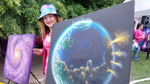 GALERIE FOTO Ce au găsit bucureștenii la Astrofest: Experimente de chimie și fizică, ouă de dinozaur descoperite în Țara Hațegului, picturi cu motive din Cosmos