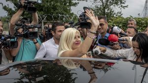 Udrea, la ieșirea din penitenciar: DNA a spus în instanță că eu nu recunosc faptele. Eu spun ce a spus CCR că am fost judecată ilegal / Eu am făcut Gala Bute cu mândrie / Pușcăria e foarte grea