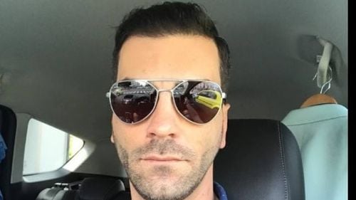 Directorul Filarmonicii Oltenia, care spusese că mamele cu copii la proteste merită „măcar un glonț în cap”, nu demisionează pentru că are ”proiecte” de continuat