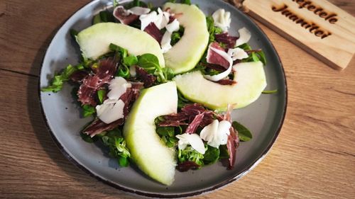 Salate cu fructe de vară - ultimele zile în care ne putem bucura de ele/ Salată cu rucola, valeriană, pepene galben, jamon și brânză de capră
