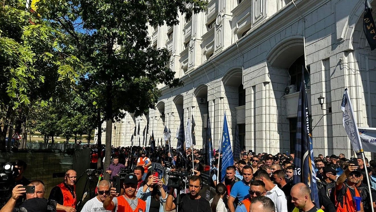 Federaţia Naţională a Sindicatelor din Administraţie reclamă că şeful cancelariei prim-ministrului răspunde protestelor cu „metode de represiune totalitară”: „A transmis «ordin pe unitate» de iniţiere a restructurării personalului din fiecare departament cu 30%