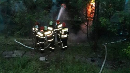 Incendiu puternic la locomotiva unui marfar care transporta cereale, în județul Caraș Severin. Pompierii intervin de mai bine de șase ore, acțiunea fiind îngreunată de lipsa apei în zonă