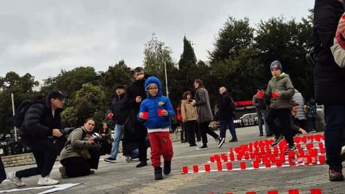 GALERIE FOTO Peste 100 de persoane au ținut un moment de reculegere la Iaşi pentru copiii morți la Spitalul ”Sfânta Maria” / ”Neam ucis de nosocomiale”, mesajul scris din candele la evenimentul organizat la inițiativa Declic și RESET