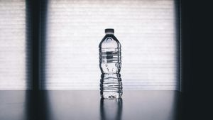 Este sigur să bei apă dintr-o sticlă de plastic uitată în mașină? Avertismentul cercetătorilor