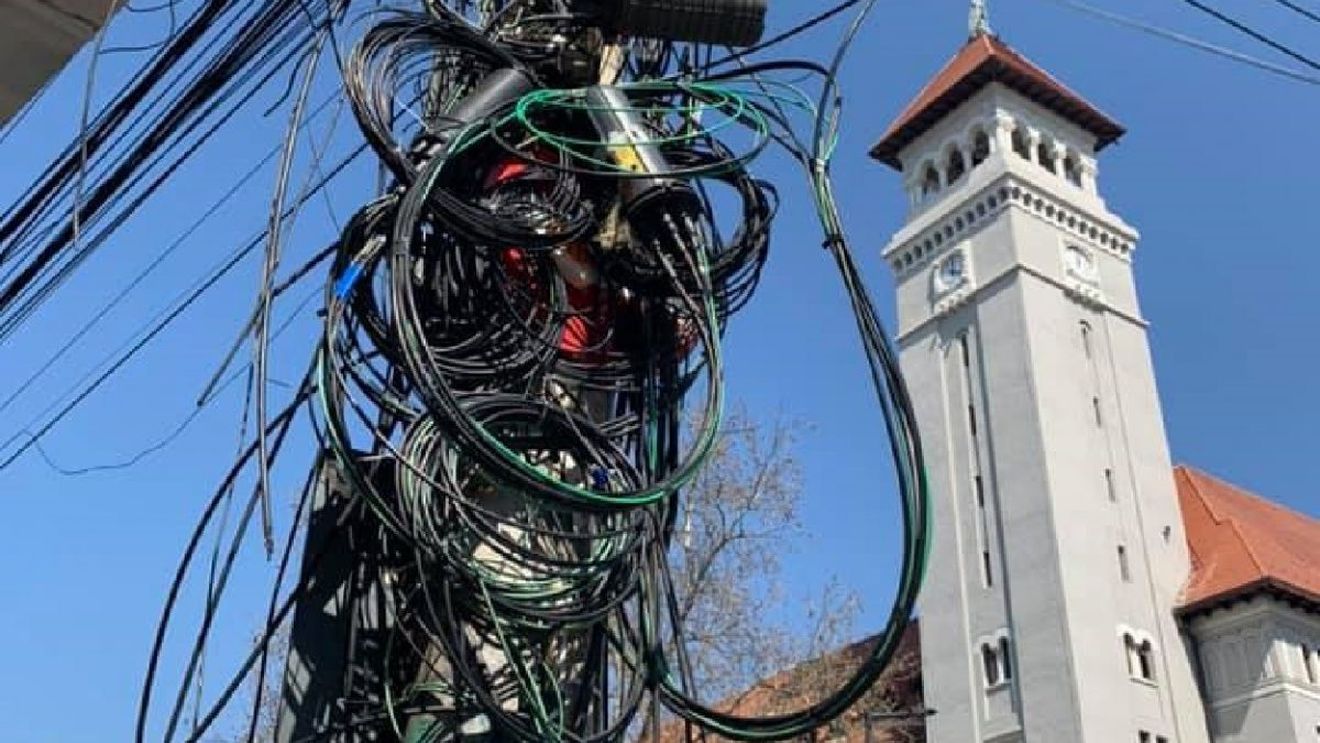 Primăria Sectorului 1 le cere operatorilor de telefonie și internet să elibereze stâlpii de cabluri / Clotilde Armand: Dacă nu fac asta, o vom face noi