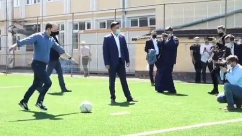 VIDEO Florin Cîțu a jucat fotbal cu elevii unui liceu din Satu Mare. Cum s-a descurcat premierul la penalty-uri