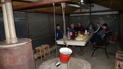 Obiceiuri de Bobotează şi de Sfântul Ioan în Dolj: "Păzitul fântânilor", "Bradurile", "Botezul cailor" și "Mersul cu urâţii" / ”Fântâna era păzită toată noaptea pentru a nu veni cineva 'să spurce' apa”