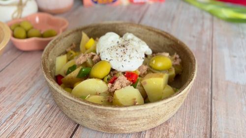 VIDEO | Salată caldă cu cartofi, ton cu chilli și ou poșat / Un mix inedit între confort food și arome picante