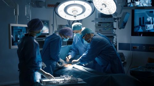 Hernia hiatală netratată se poate transforma în cancer. Medic chirurg: "Cauza principală este obiceiul de a mânca repede, mult şi seara!"