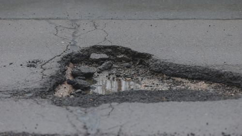 GALERIE FOTO Bucureștiul, ca după bombardament după episodul de iarnă / Primăriile, întrebate despre reparații