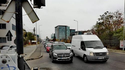 VIDEO Cum s-au transformat cele 44 de bariere de cale ferată într-un coșmar pentru șoferii care intră zilnic în București: blocaje în trafic, nervi și ore de așteptare