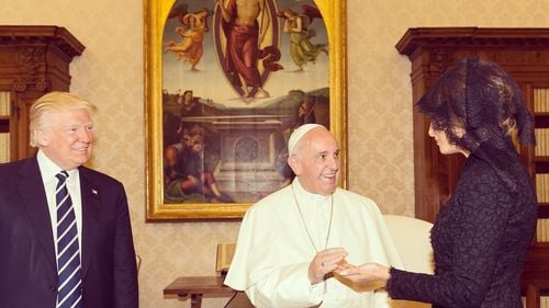 People: Melania Trump, o catolică discretă, va participa la funeraliile papei de ziua ei