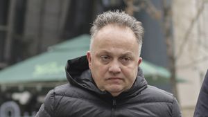 Tribunalul Bucureşti a decis încetarea procesului împotriva lui Florică şi Pescariu în dosarul Microsoft pentru o presupusă greşeală de procedură a procurorilor. SURSE: Decizia va fi casată în apel