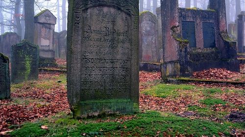 Cel mai mare cimitir evreiesc din Istanbul, abandonat parţial, vandalizat