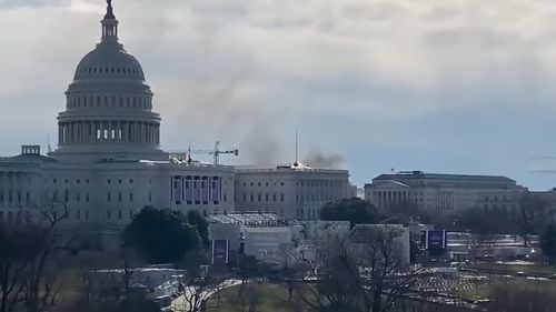 VIDEO Alertă de securitate în apropiere de Capitoliu/ S-a produs un incendiu la o tabără a unor persoane fără adăpost din apropiere