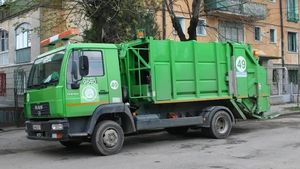 Femeie din Constanța, moartă după ce a căzut cu pubela în autospeciala de gunoi / Era lucrător la o firmă de salubrizare