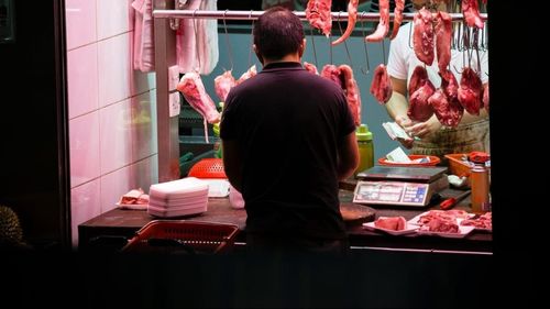 Focare de infecție cu coronavirus în multe abatoare din Germania, unde lucrează muncitori din România și alte țări est-europene. Cauza - condițiile proaste de cazare și condițiile de igienă precare