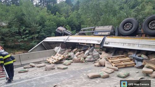 Circulaţia este blocată pe ambele sensuri în Defileul Jiului, după ce un TIR s-a răsturnat