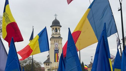 VIDEO Susținătorii lui George Simion scandează „Nicușor, demisia!” în curtea catedralei ortodoxe din Alba Iulia / Zeci de mii de participanți