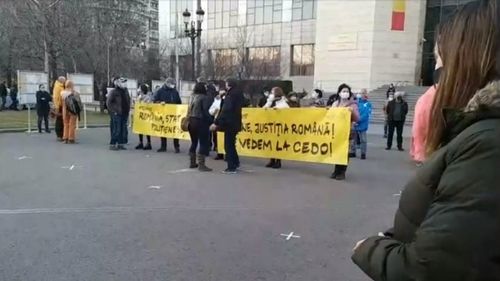 VIDEO Protest al societății civile la Tribunalul București față de decizia definitivă de clasare a dosarului 10 august: Este inacceptabil ca cei care au gazat oameni pașnici să scape nepedepsiți