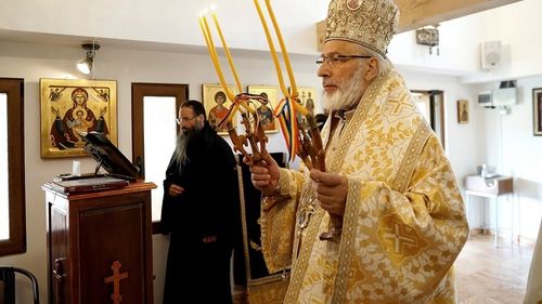 Arhiepiscopul Calinic: Datoria tuturor este de a respecta regulile şi de a contribui la sănătatea omenirii. Distanțarea fizică este obligatorie. Nu am auzit până acum să fi murit cineva din lipsă de pupat sau îmbrăţişat
