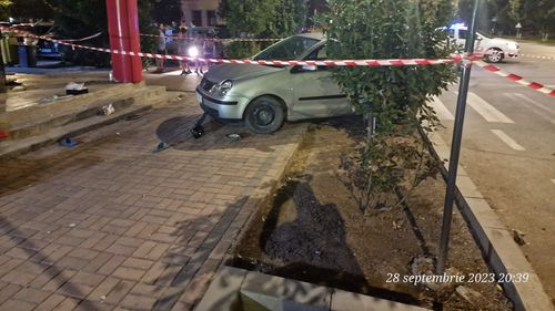 Grav accident în Gătaia, Timiș. O șoferiță a lovit un copil pe trecerea de pietoni, iar apoi a pierdut controlul volanului intrând într-un grup de persoane aflat pe trotuar