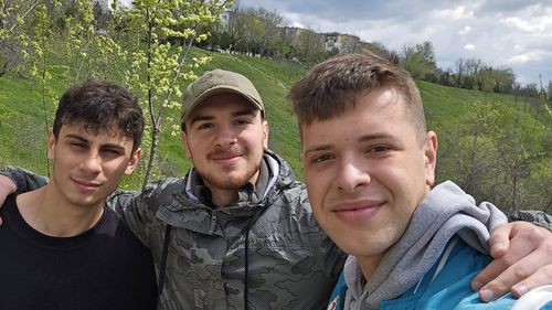 FOTO În Vinerea Mare, trei prieteni au curăţat parcul din Galaţi unde au copilărit