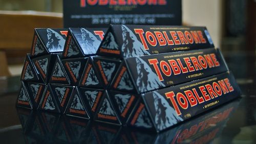 Toblerone își schimbă ambalajul/ De ce renunță compania la imaginea vârfului muntos Matterhorn care se oglindește în forma ciocolatei elvețiene