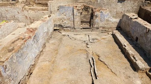 Arheologii scot la iveală pereții și șemineele pline de culoare ale unei locuințe sociale din Londra: „O imagine foarte diferită față de azilele întunecate și murdare descrise adesea în cultura populară”