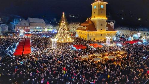 Brașovul are cel mai înalt brad de Crăciun din România / Înalt de 29 de metri, bradul a fost adus din Poiana Brașov