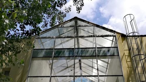 Bazinul de înot al unei școli din București, construit cu bani împrumutați, zace nefolosit de trei ani. Autoritățile spun că nu au bani de utilități și vor să-l închirieze