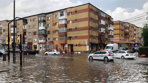 VIDEO: Inundații în Alba Iulia. Un sens giratoriu a fost luat de torenții formați pe străzi